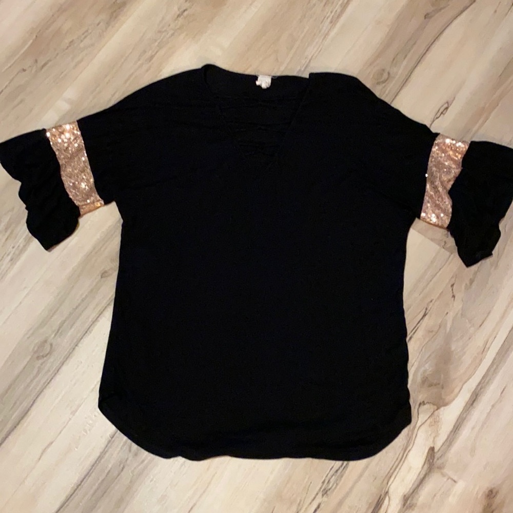 Short sleeve shirt with criss cross v neck size small